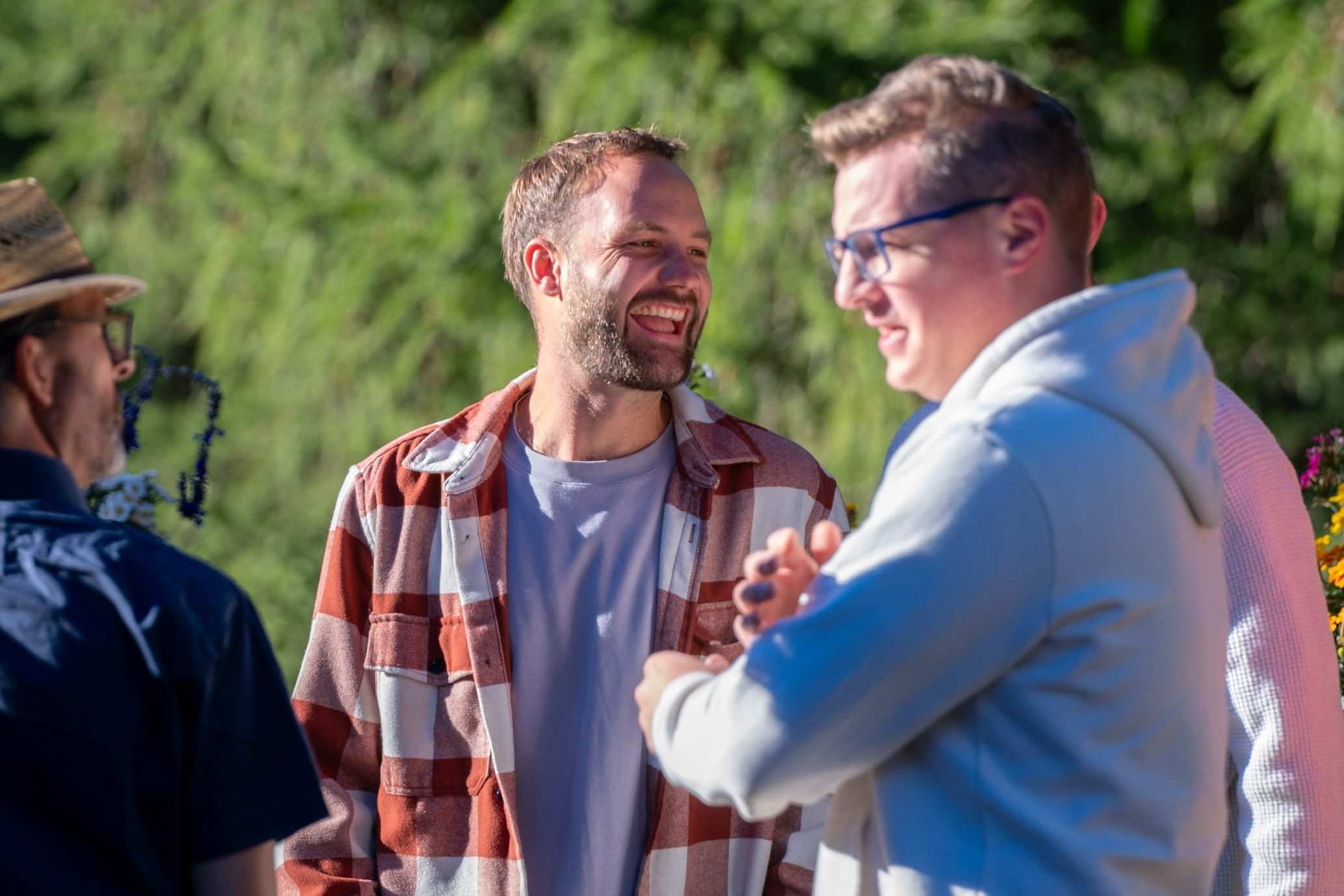 Deux participants rient pendant la rencontre