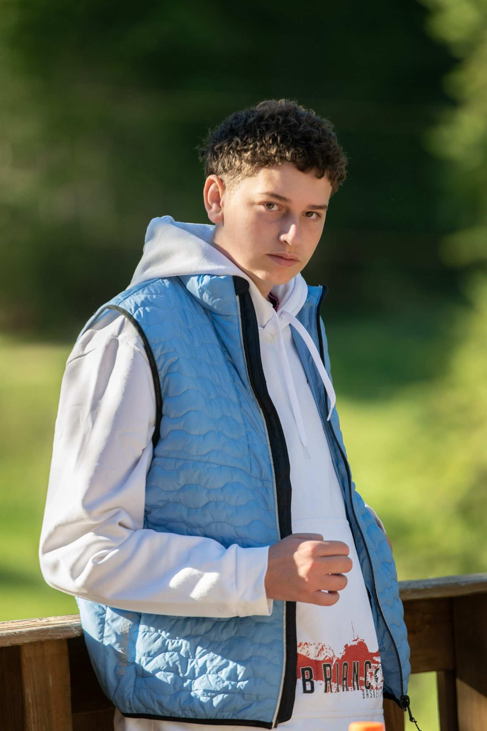 Un jeune participant en doudoune sans manches bleu ciel