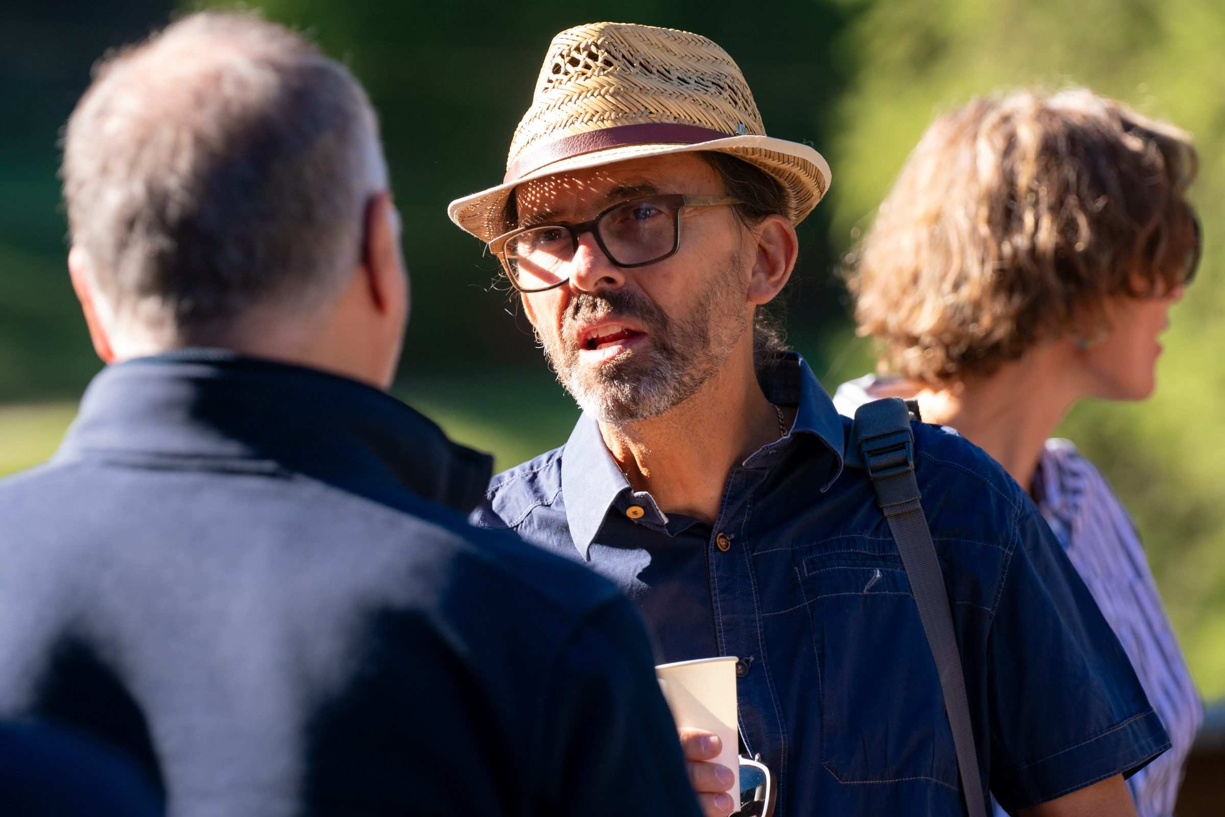Conversation animée entre trois participants