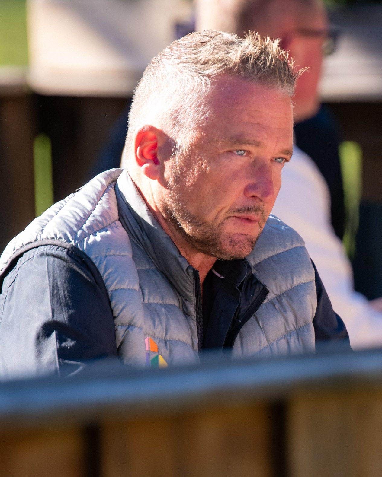 Un participant attentif sur la terrasse