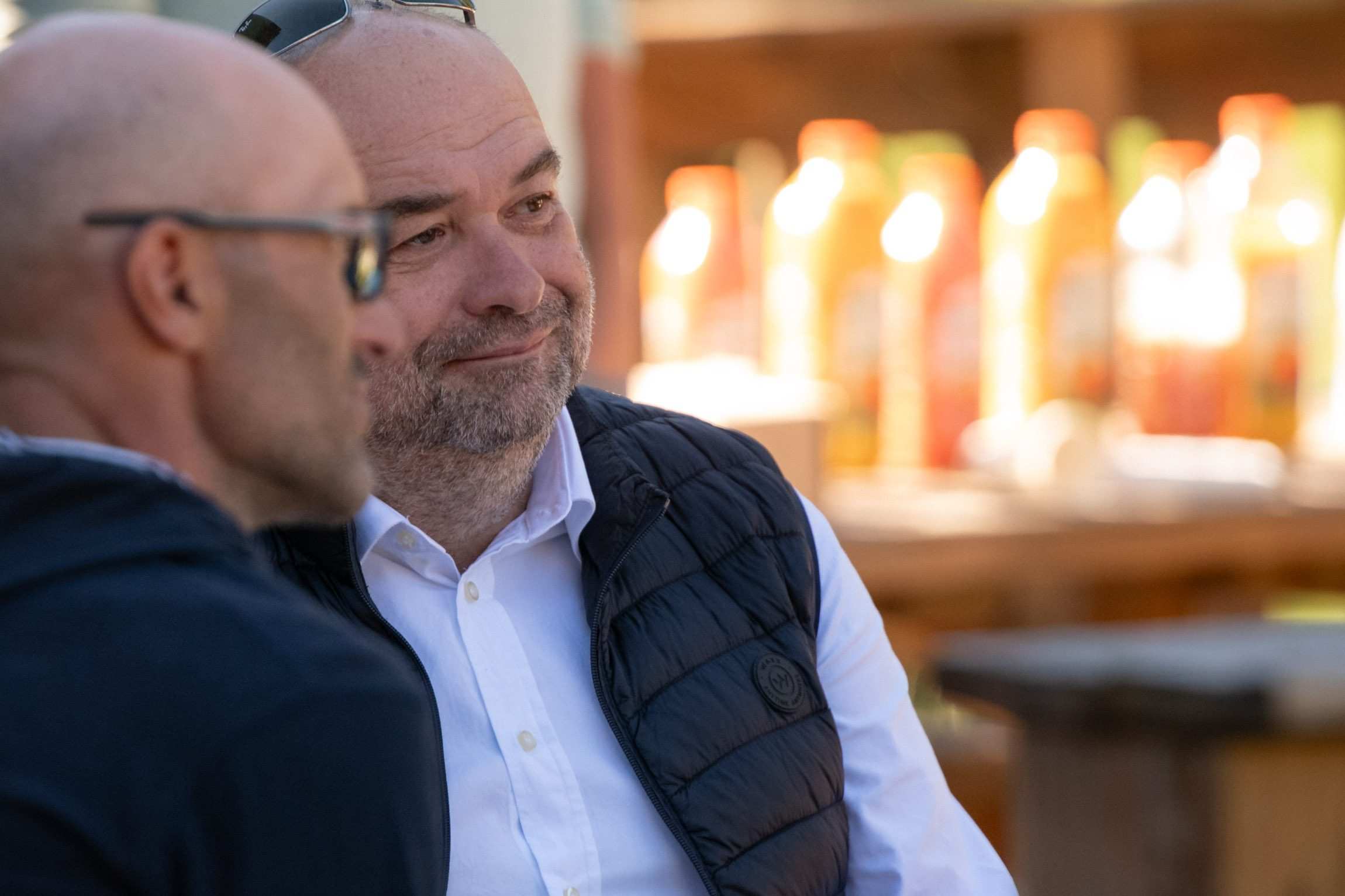 Deux participants échangent un sourire