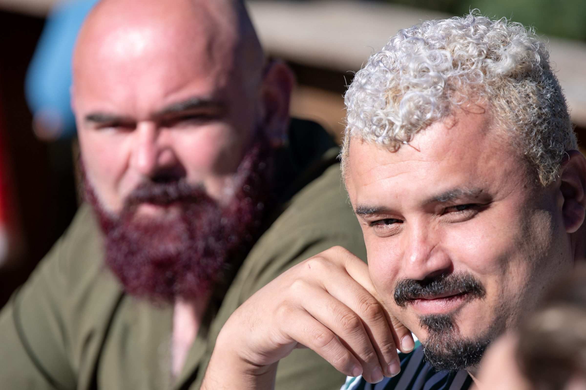 Deux participants à la terrasse, sourire complice