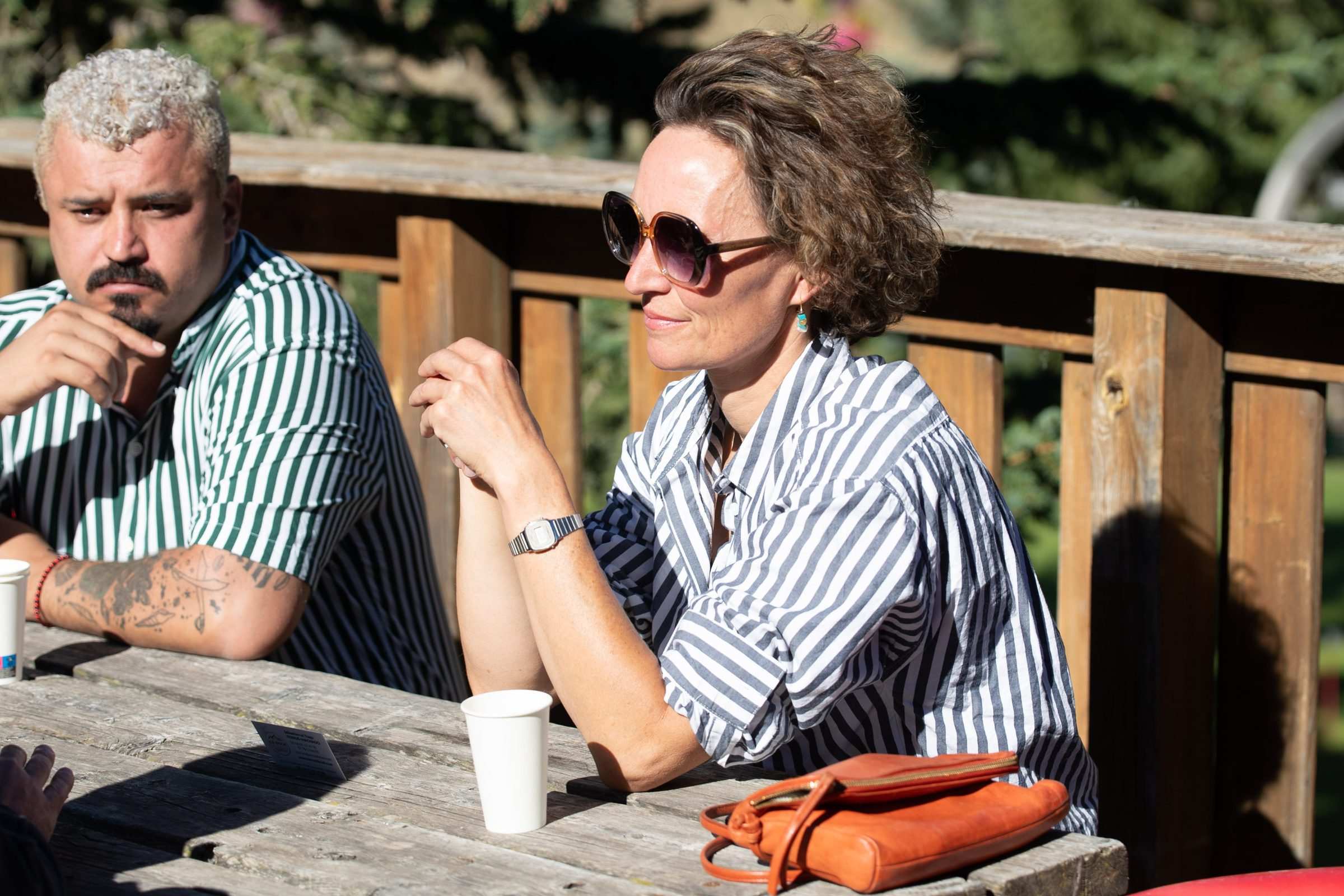 Deux participants attablés au soleil