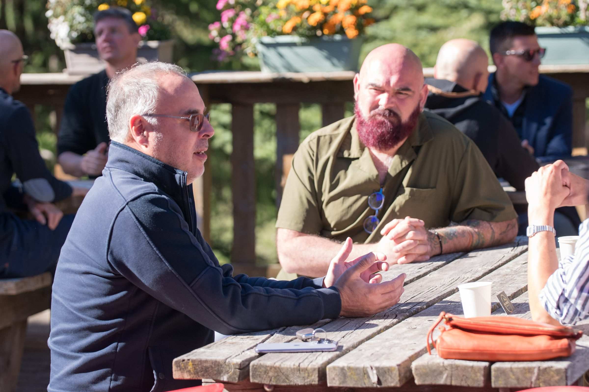 Discussion entre deux participants autour d’une table en bois