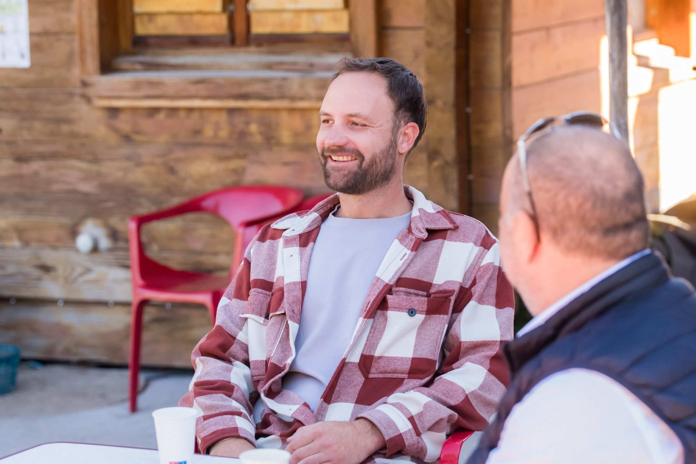 Un participant souriant devant le chalet du golf