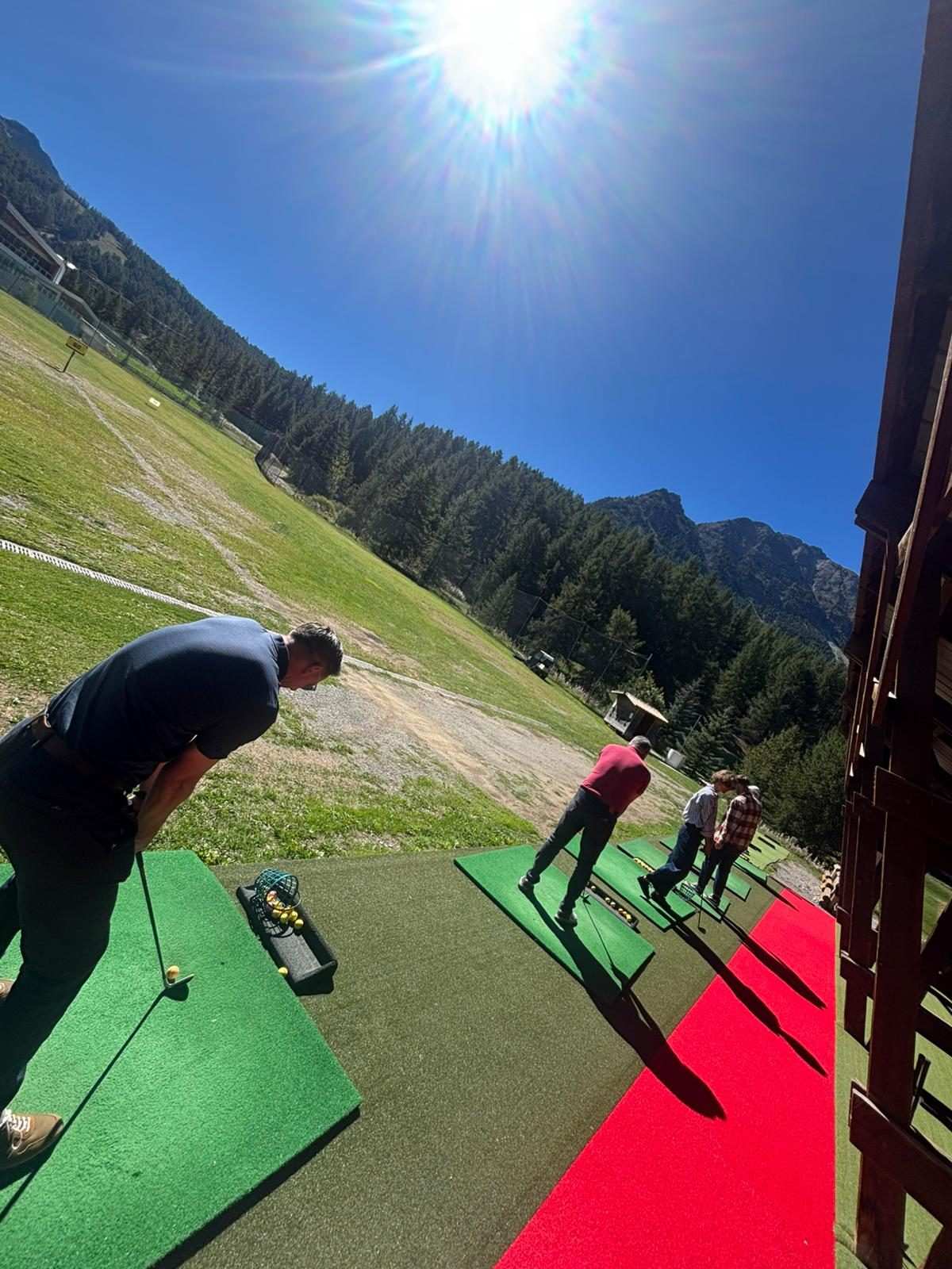 Swing sur le practice du Golf de Montgenèvre, sous le soleil
